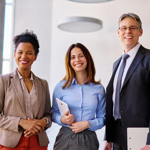 Groupe de collègues souriant ensemble